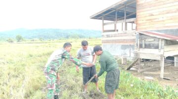 Babinsa Koramil 10/Pantan Cuaca melaksanakan Komsos Dengan masyarakat Binaan di desa Kuning Kurnia